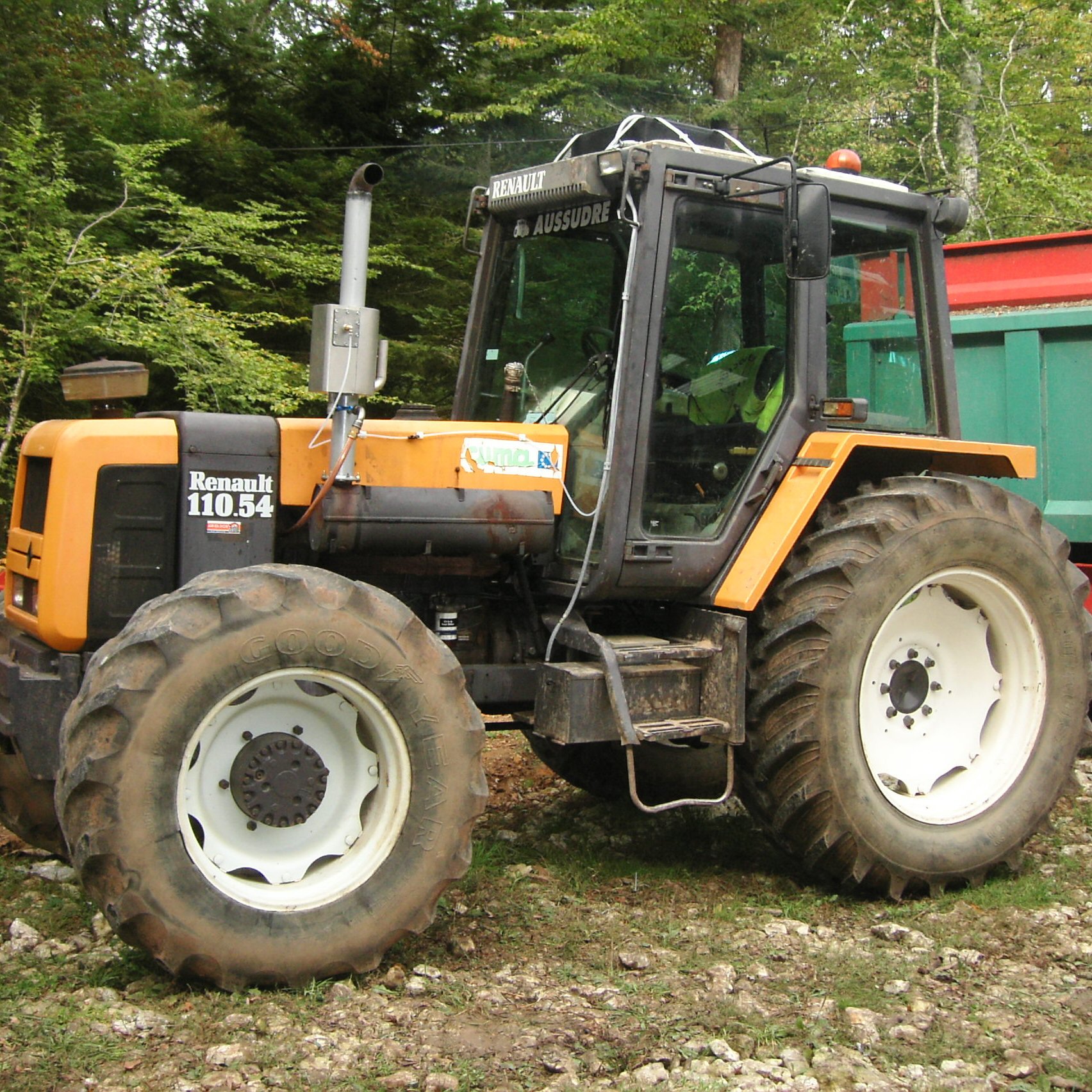 SPAD sur tracteur Renault 110-54 avec remplissage automatique et réservoir sur le toit. 